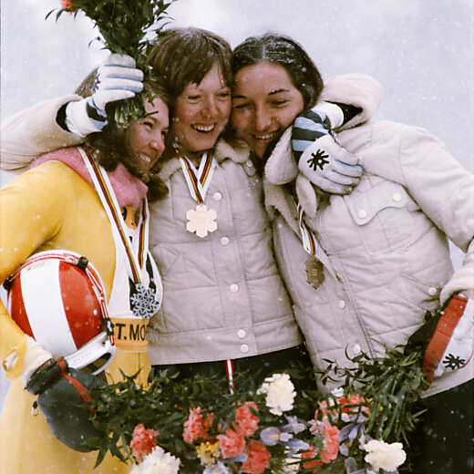 Ski-WM in St. Moritz 1974: Siegerehrung der Damenabfahrt: Betsy Clifford, Annemarie Moser-Pröll und Wiltrud Drexel. Foto: Siegfried Kuhn © StAAG / Ringier Bildarchiv