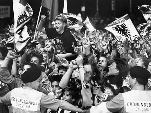 Fans des FC Aaraus beim Spiel FC Aarau – FC Lausanne-Sport (3:0), 1993. Foto: Bruno Voser © StAAG/RBA8_FussballFCAarau_Saison1992-93_SW_4