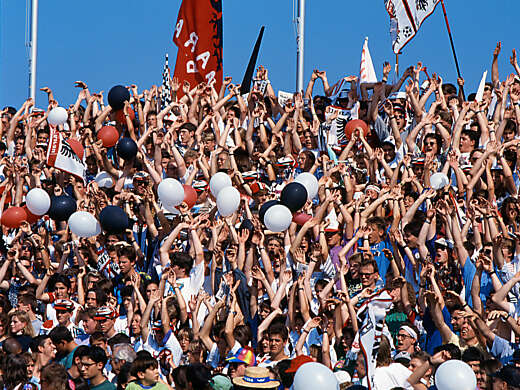 Jubelnde Fans des FC Aarau bei einem Spiel im Stadion Brügglifeld in Aarau, 1993. Foto Walter L. Keller © StAAG/RBA8_Fussball_FCAarau_D_10